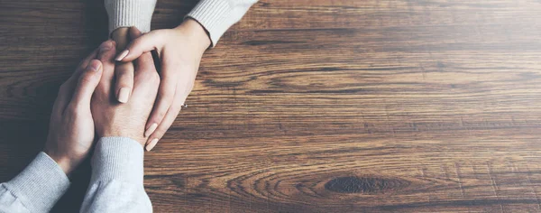 Masada el ele tutuşan iki genç aşığa yakın çekim