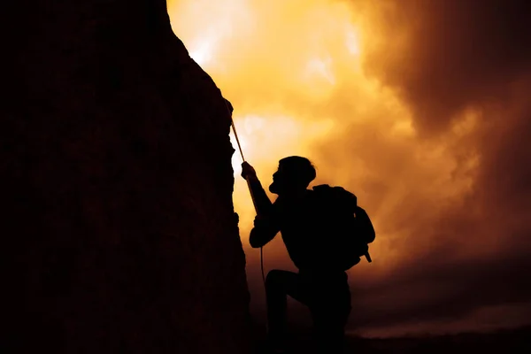 Чоловік Фігура Висить Скелі Заході Сонця — стокове фото