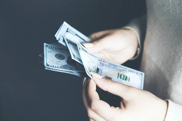 Mano Mujer Sosteniendo Dinero Sobre Fondo Oscuro — Foto de Stock