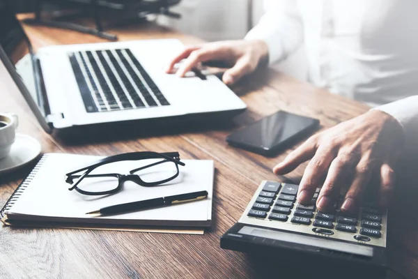 Teclado Mano Hombre Negocios Con Calculadora Estacionario Mesa —  Fotos de Stock