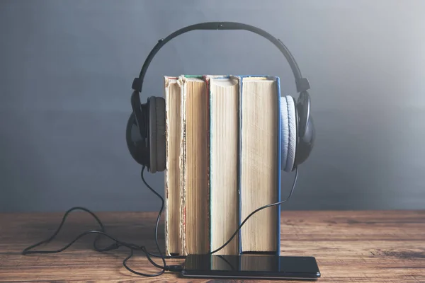 Libro Con Auricular Con Teléfono Mesa Madera —  Fotos de Stock