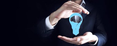 İş adamı elinde bir ampul tutuyor.