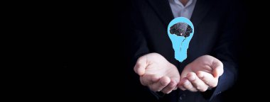 İş adamı elinde bir ampul tutuyor.