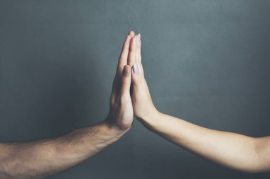 Kadın ve erkek elleri koyu arkaplanda izole.