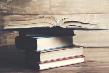 Ahşap bir arka planda eski bir kitap açık