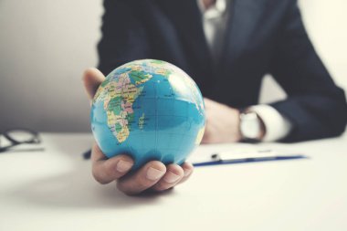 Adam el küresi masa arkasında