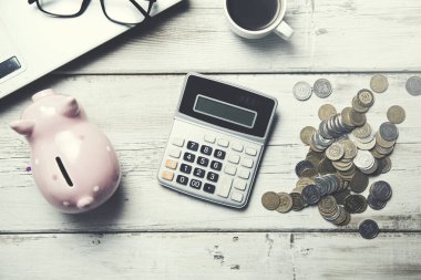 Kumbaralı ve bozuk paralı hesap makineli klavye