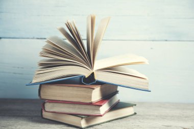 Ahşap bir arka planda eski bir kitap açık