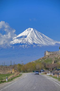 Büyük Ararat Dağı 'na uzanan düzlük boyunca uzanan otoyol.