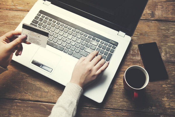 карточка и клавиатура женщины
