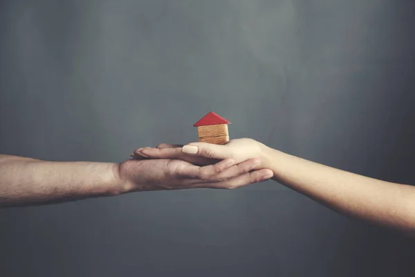 Vrouw Man Hand Huis Model — Stockfoto