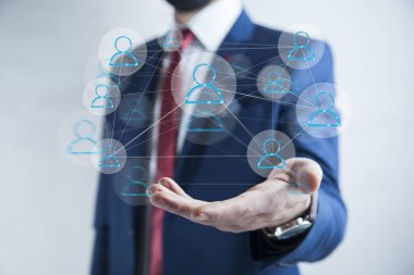 İş adamı ekranda küresel ağ veya küreselleşme kavramını çiziyor