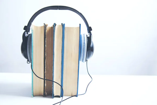 Auriculares Libros Sobre Fondo Mesa Madera —  Fotos de Stock