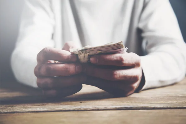 Hombre Con Camisa Sosteniendo Manojo Dinero Sus Manos — Foto de Stock