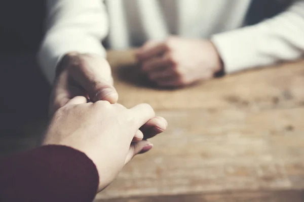 Uomo Donna Che Tengono Mano Tavolo Legno — Foto Stock