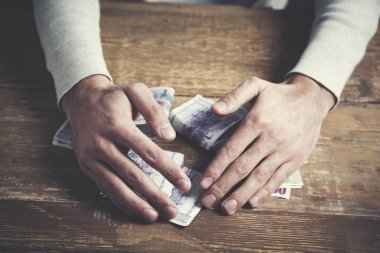 Adam elinde para tutuyor.