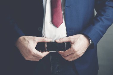 Zarif adamın düğme kemeri. Erkek stili.