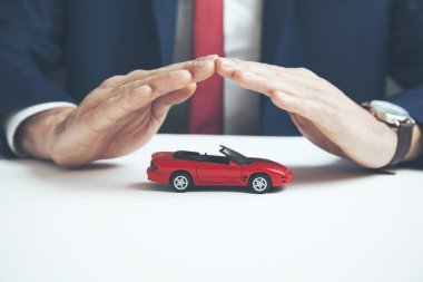 Kırmızı araba iş adamının elinde.