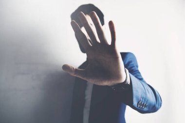 Genç adam, ofiste dur işareti var.