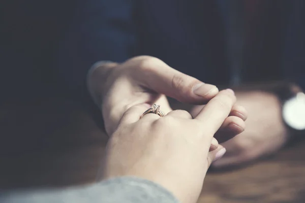 Dos Jóvenes Amantes Tomados Mano Una Mesa —  Fotos de Stock