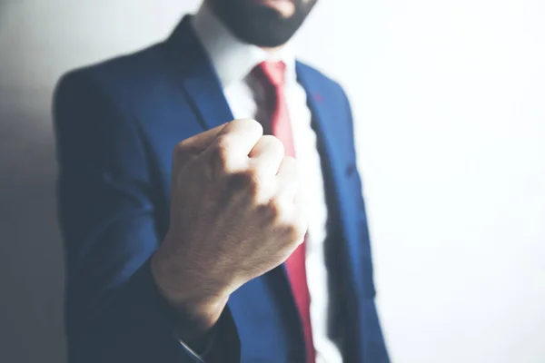 Business Manager Med Knuten Knytnäve Mörk Bakgrund — Stockfoto