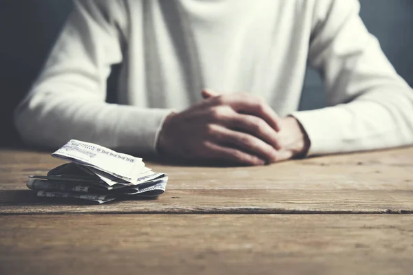 Mann Hand Und Geld Auf Tisch Hintergrund — Stockfoto