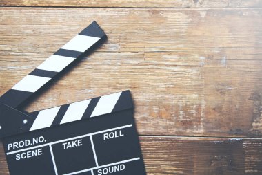 Tahta arka planda film alkışları