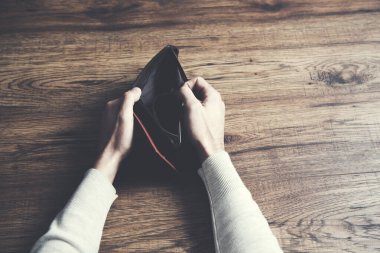 Boş cüzdan taşıyan bir iş adamı