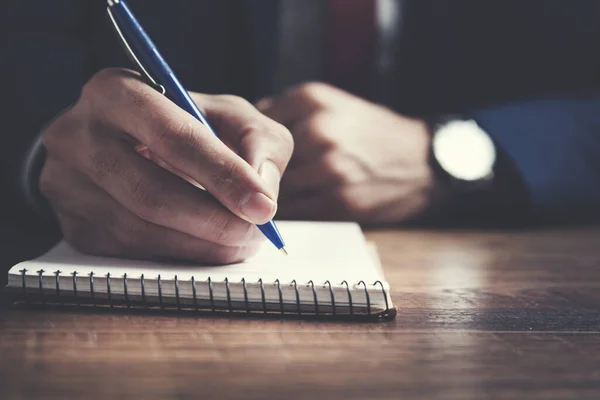 Homem Está Sentado Sofá Escrevendo Notas Caderno — Fotografia de Stock