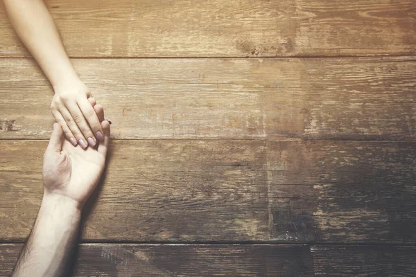 Hombre Una Mujer Tomados Mano Una Mesa Madera —  Fotos de Stock