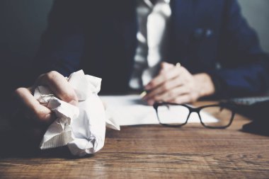 Hesap makinesi ve gözlüklü insan eli belgesi