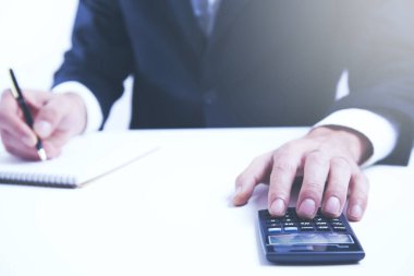 İnsan eli hesap makinesi ve not defteri