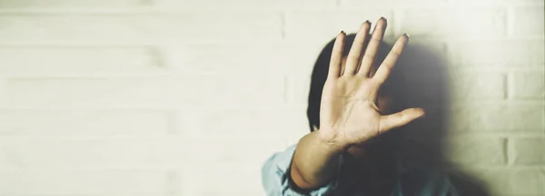 Ung Kvinna Hand Stopp Tecken Ansiktet — Stockfoto
