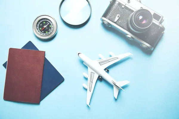 Viajar Objetos Fondo Mesa Azul — Foto de Stock