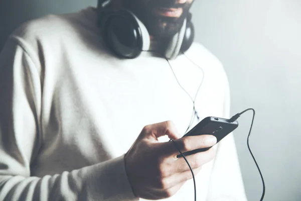 Человек Слушает Музыку Смартфоне — стоковое фото