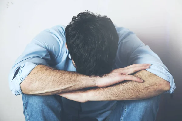 Trauriger Mann Sitzt Weinend Auf Dem Boden Und Versteckt Sein — Stockfoto