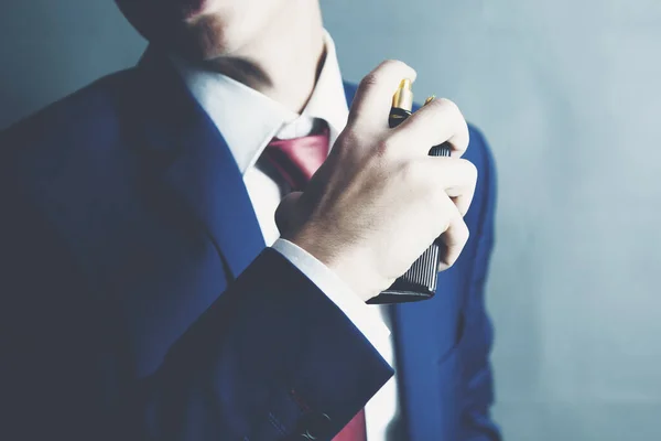 Jovem Elegante Está Perfumando Mesmo — Fotografia de Stock