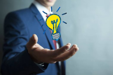 Ekranda insan eli fikri veya ampul