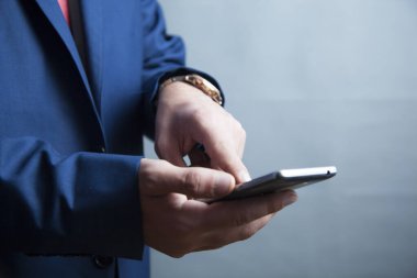 Akıllı telefon kullanan genç bir adam.