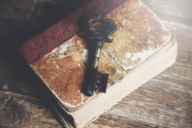 ahşap masa üzerinde eski kitap ile eski tuşları