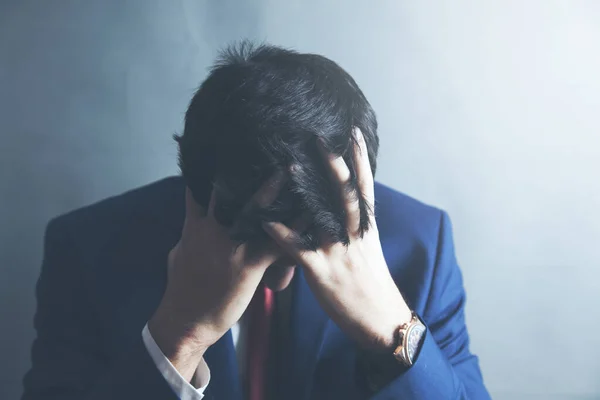 Triste Homem Sentado Chão Chorando Escondendo Seu Rosto — Fotografia de Stock