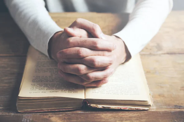 Man Hand Öppna Bok Sitter Bordet — Stockfoto