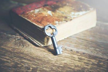 ahşap masa üzerinde eski kitap ile eski tuşları