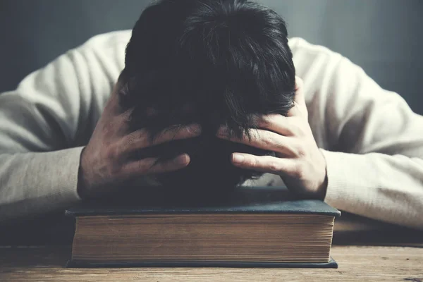 Depressiver Mann Hand Hand Auf Buch — Stockfoto