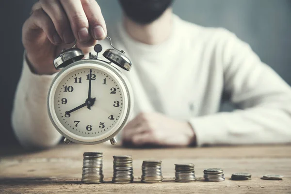 Horloge Homme Main Avec Des Pièces Sur Table — Photo