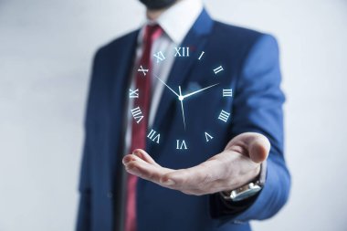 Sanal ekranda iş adamı elle zaman simgesine basıyor