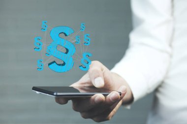 Ekranda adalet ve hukukun sembolü olan insan el telefonu