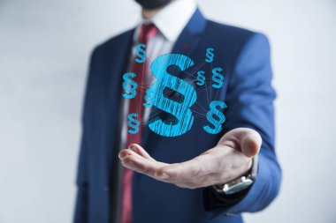 İnsan adalet ve hukuk sembolünü ekranda sunar