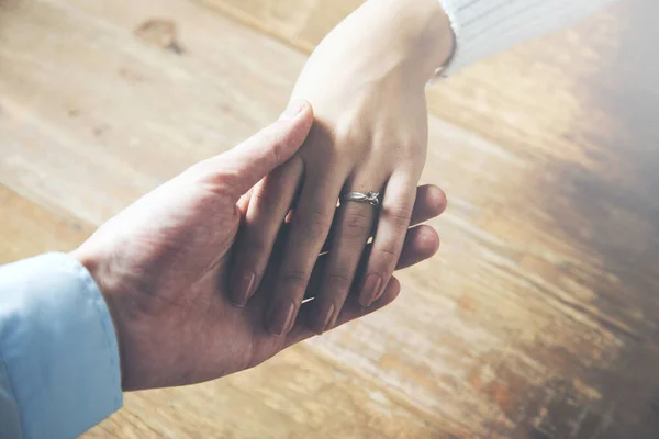 Hombre Una Mujer Tomados Mano Una Mesa Madera —  Fotos de Stock