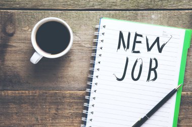 Masada kahve olan not defterine yeni iş metni